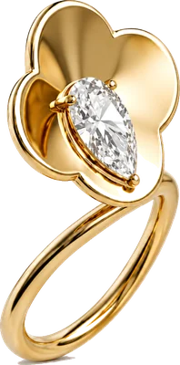 Yellow gold trefoil ring with pear cut diamond